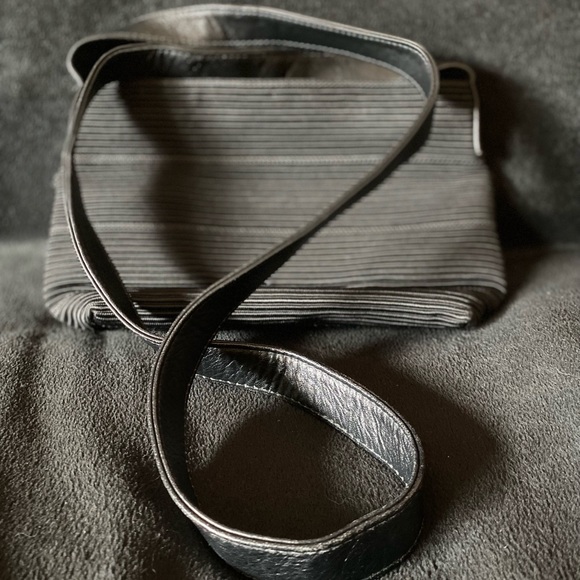 Vintage Sharif Crossbody Black Leather & Quality ribbed Fabric. Zippered pocket - Picture 10 of 13